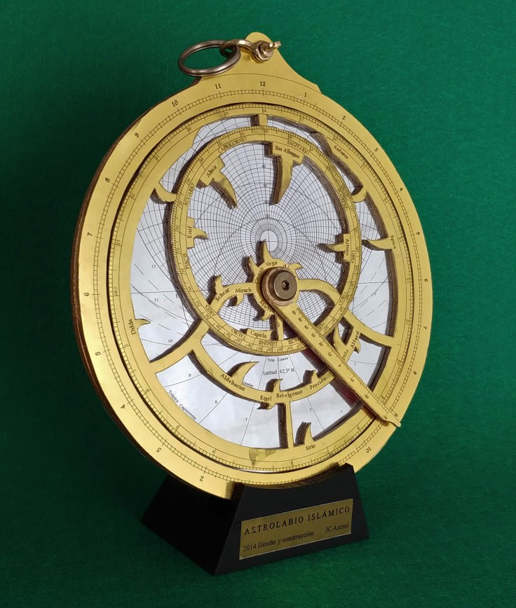 Astrolabio estética islámica con peana CC BY-SA-NC JC Asensi