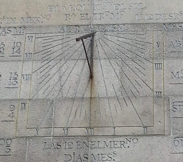 01 Reloj sol vertical declinante. CC BY-SA JC Asensi