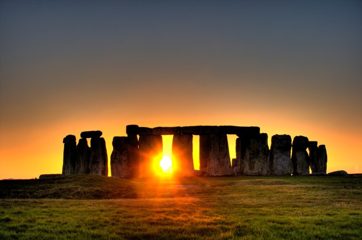 01a Stonehenge_(sun) CC BY simonwakefield