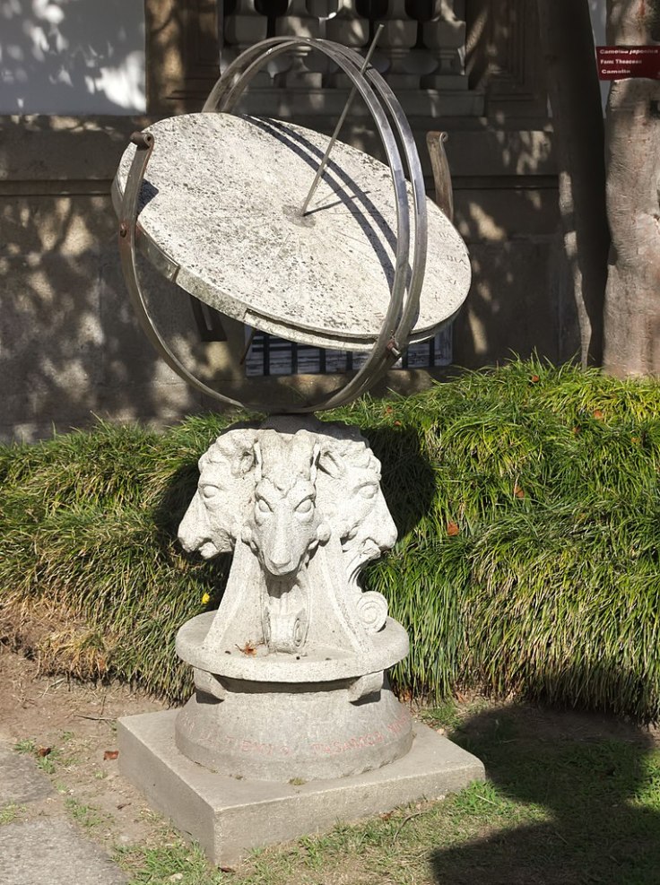 03 Reloj sol ecuatorial PontevedraPalacete_das_Mendoza 2004. CC