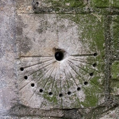 Reloj sol horas canónicas, Lincolnshire, Inglaterra CC BY-SA Dave Hitchborne