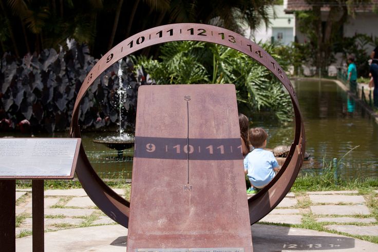 07b Reloj sol inverso. CC BY-SA Halley Pacheco de Oliveira