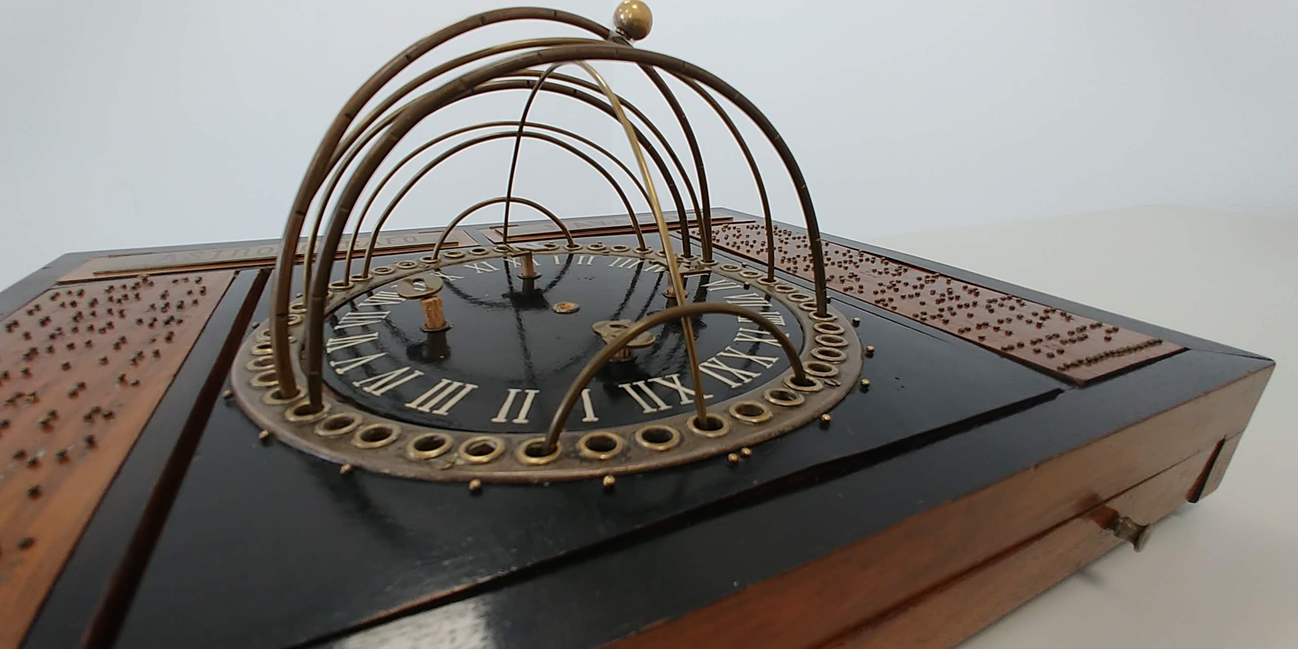 Astronógrafo mejorado Esfera armilar celeste para horizonte lugar latitud 0º.CC BY-SA-NC JC Asensi